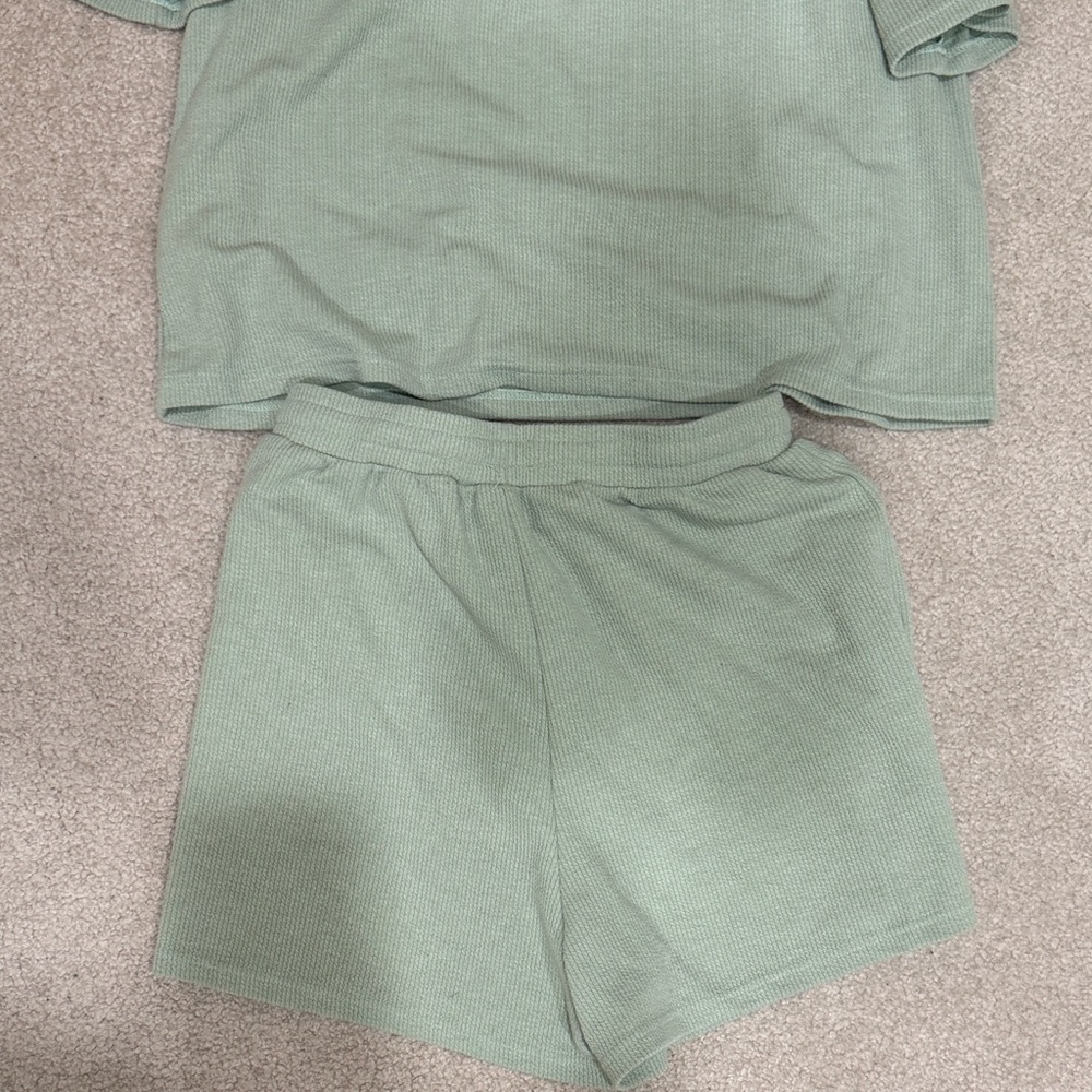 Green Short Sleeve Top and Shorts Set - Picture 5 of 5